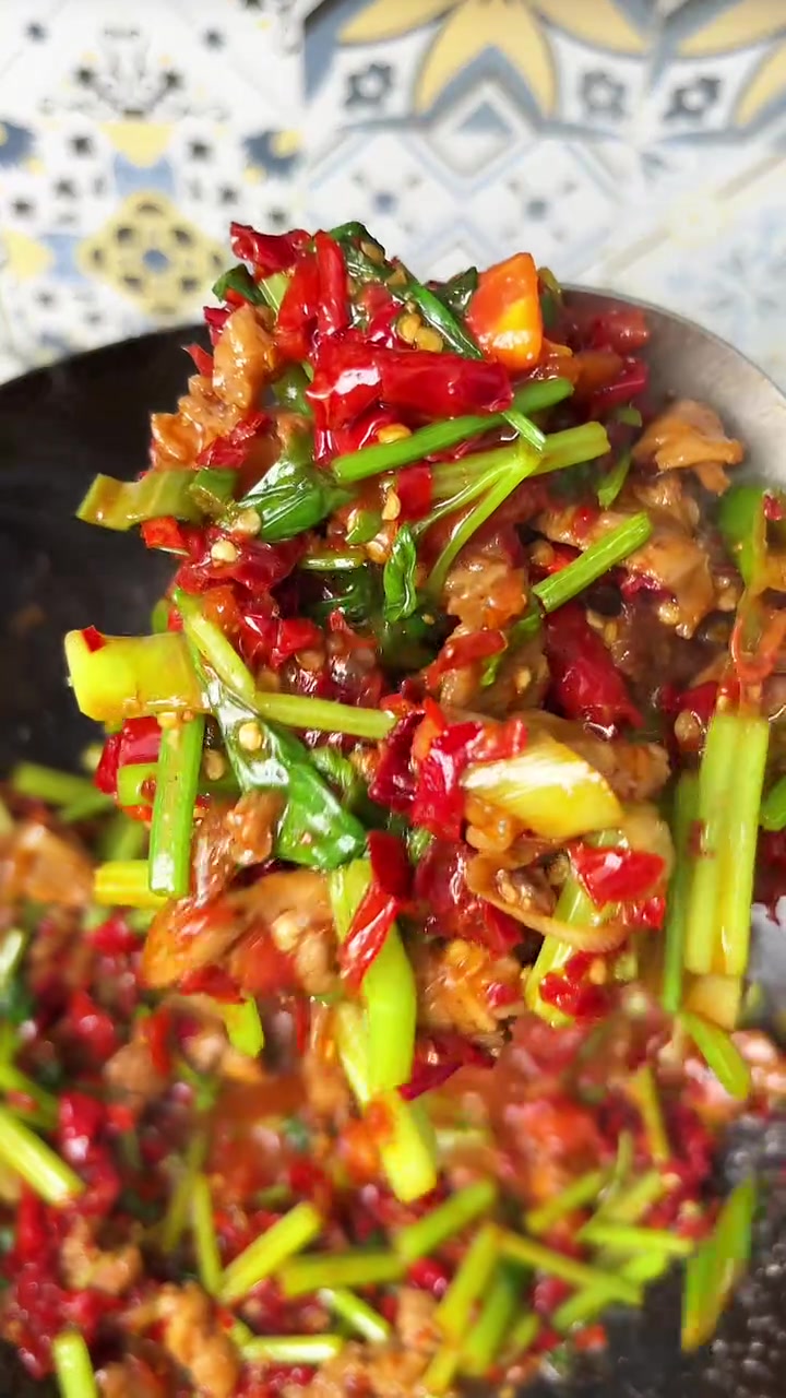 辣皮子炒毛芹菜拌面