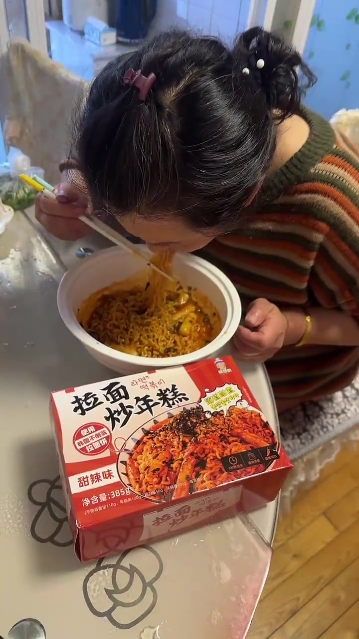 拉面炒年糕甜辣味美,适合年轻人但非老年人