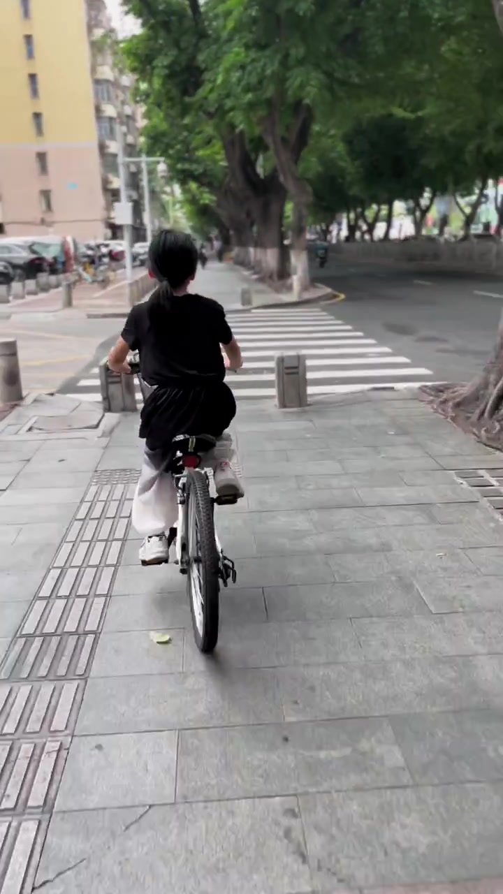 骑行街巷,可拉累了,来一份肯德基汉堡套餐吧