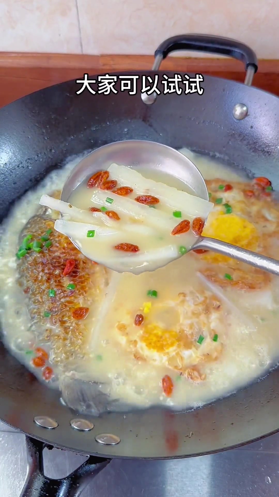 这样做萝卜鲫鱼汤,汤色奶白鲜甜好喝