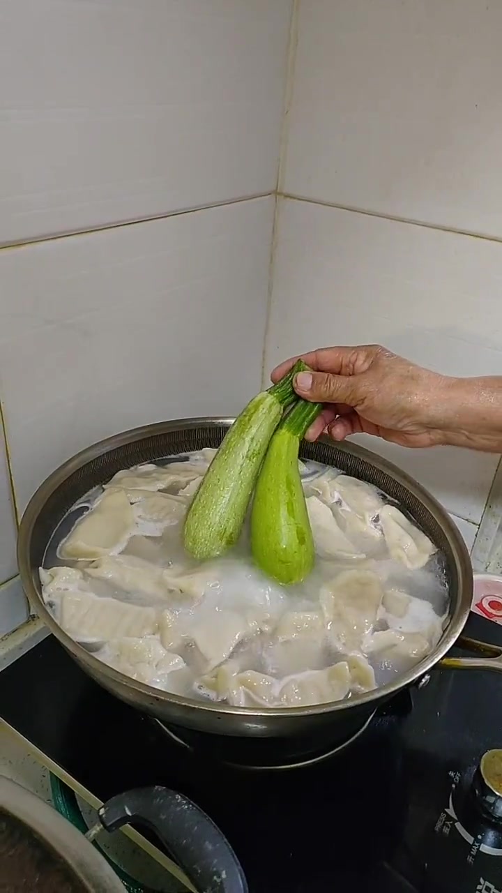 煮饺子小秘诀!不添凉水,30秒饺子漂起就熟啦