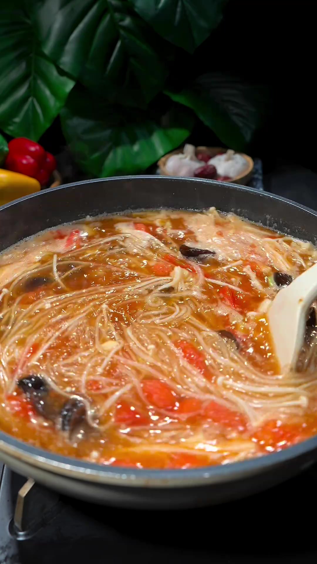 天气降温，给家人做菠菜粉条丸子汤，暖身又暖胃