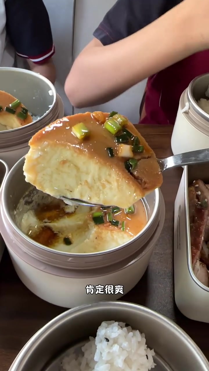 不想让孩子排队挤食堂坚持给两个初中生送午餐便当