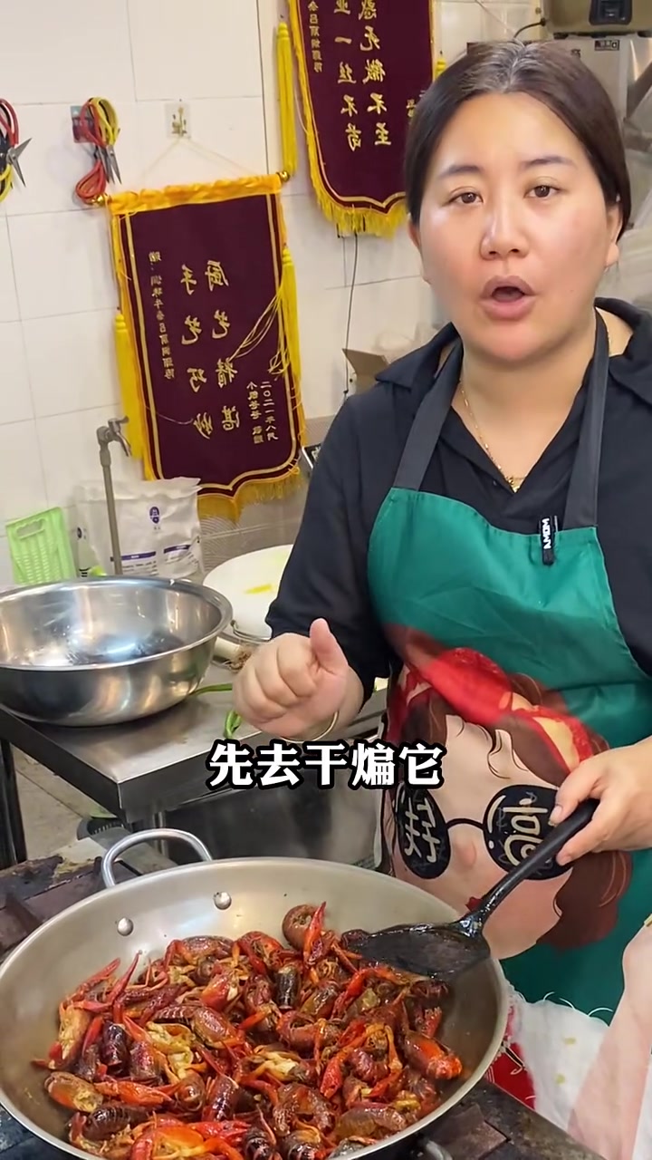 今天就告诉你们怎么做一份家庭版小龙虾