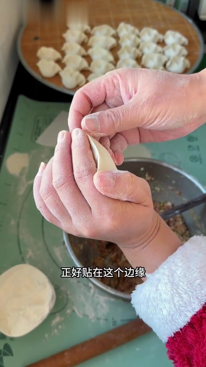 就连幼儿园小朋友都能学会的包饺子慢动作视频,一看就会,往后隔三差五就吃一次饺子了,赶紧学～