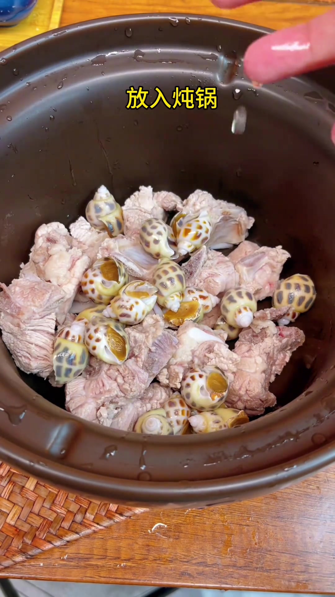 闽南饭桌经典绿竹笋排骨花螺汤,超适合夏天