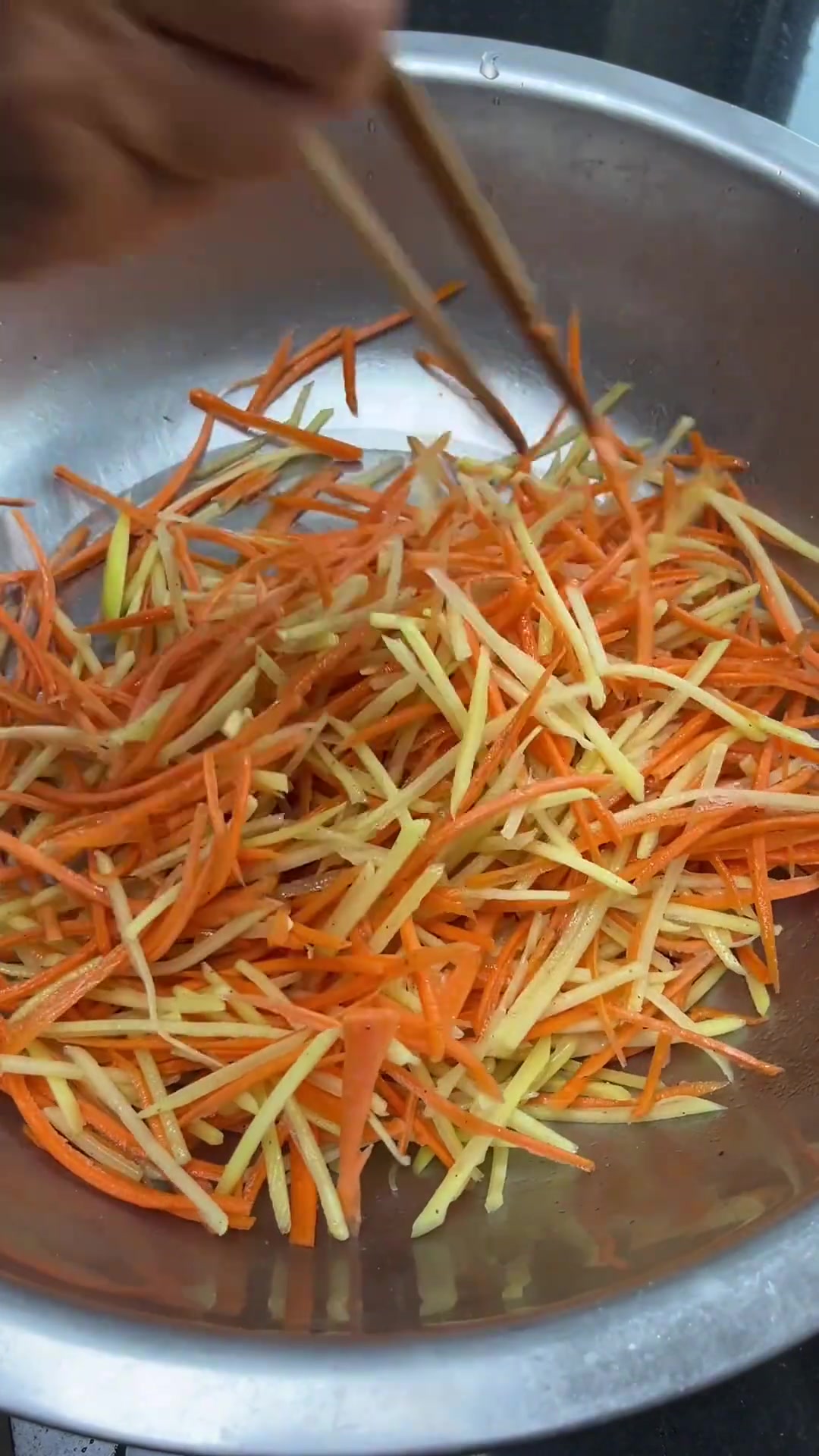 做蒸菜不粘不坨的简单做法老妈蒸的胡萝卜土豆丝不粘不坨,都是一根一根的,又筋道又好吃