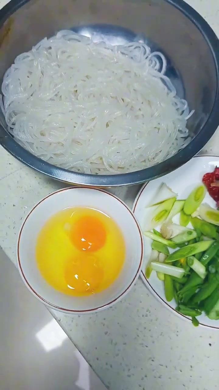 一道家庭下饭菜……鸡蛋炒粉丝