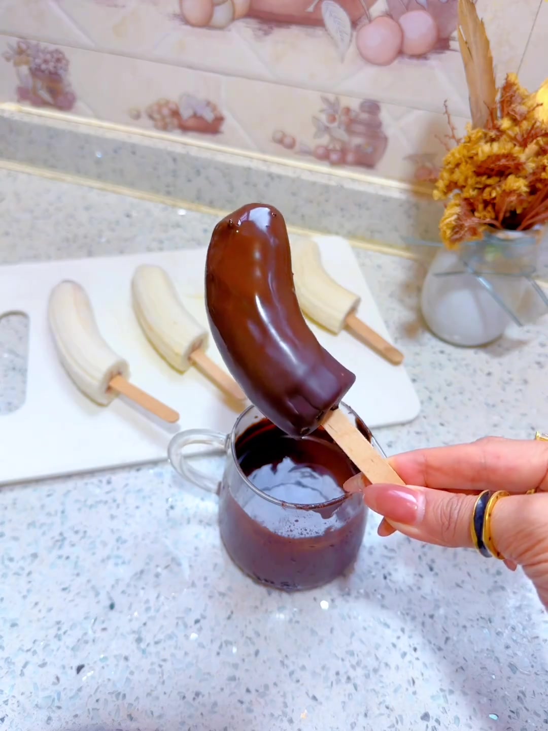 昨天给孩子们做的香蕉巧克力雪糕可好吃了可受欢迎哦做法也给大家分享一下做法很简单的快试试吧