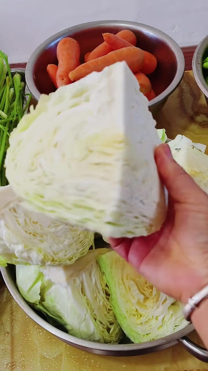 内蒙酸咸菜清脆爽口好吃还解腻,冬天用它打个卤吃个面天配个小米面咯咯豆酸酸脆脆的可好吃了