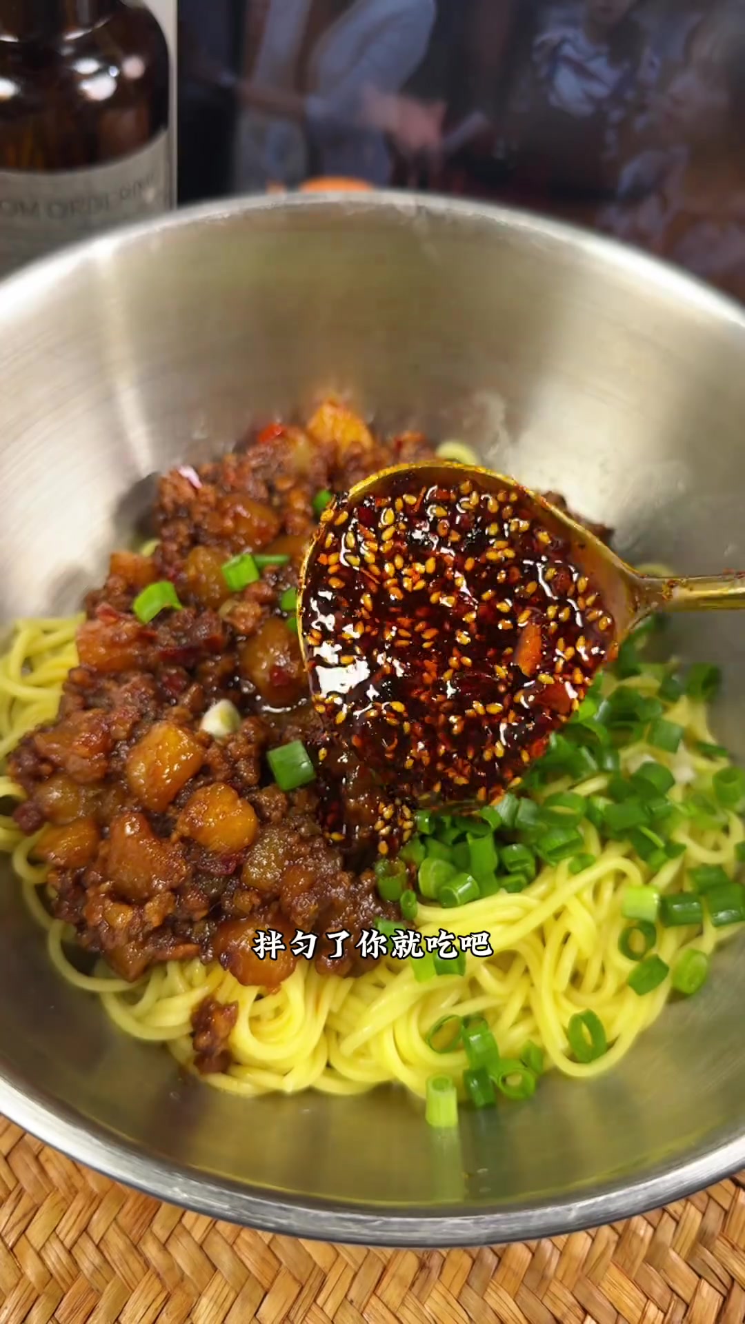 面条裹满肉酱与土豆泥,黏糊超香!