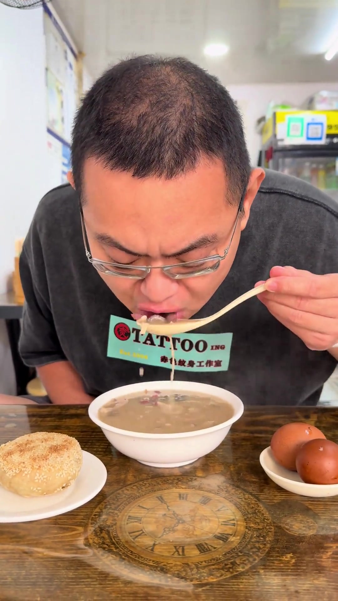 爱吃门钉烧饼,吃过早饭还吃大半