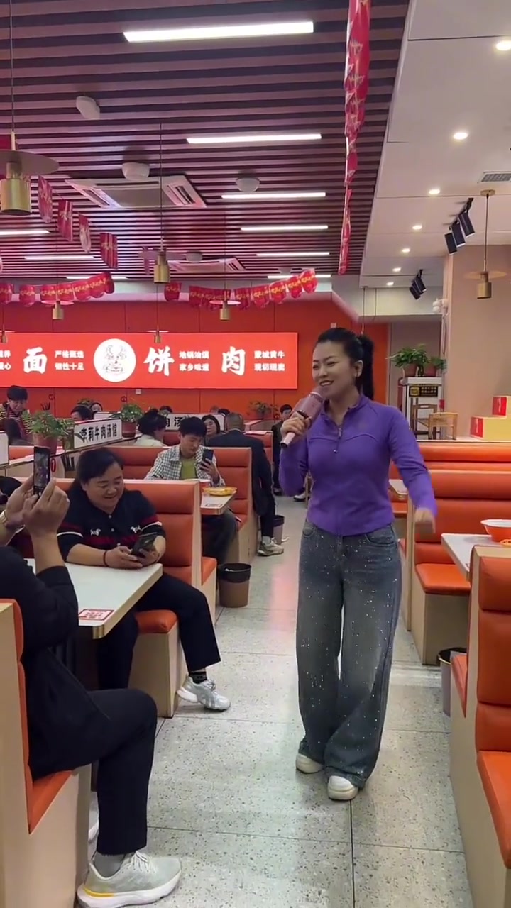 几位大哥大姐从东北来蒙城喝牛肉汤