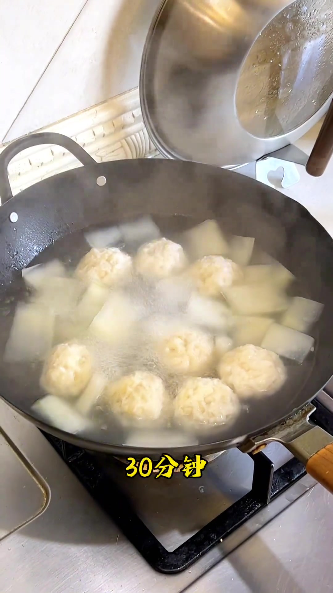 鮰鱼狮子头冬瓜汤，味道鲜美，马蹄脆脆的，很好吃！