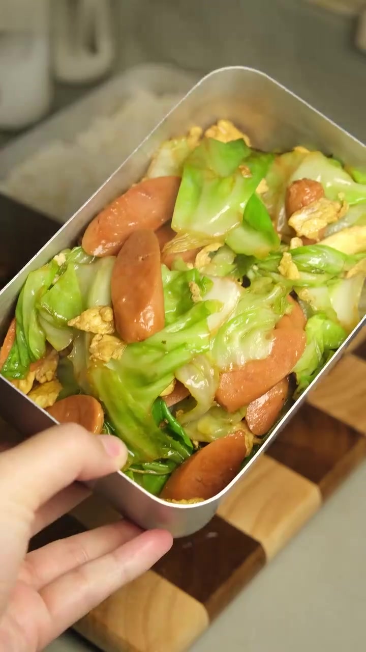 花费6.3元上班带饭,包菜鸡蛋火腿肠真的太好吃了