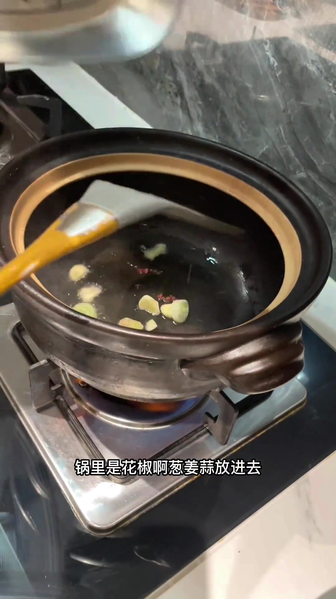 酸菜滑牛肉搭配黄瓜咸菜炒米粉