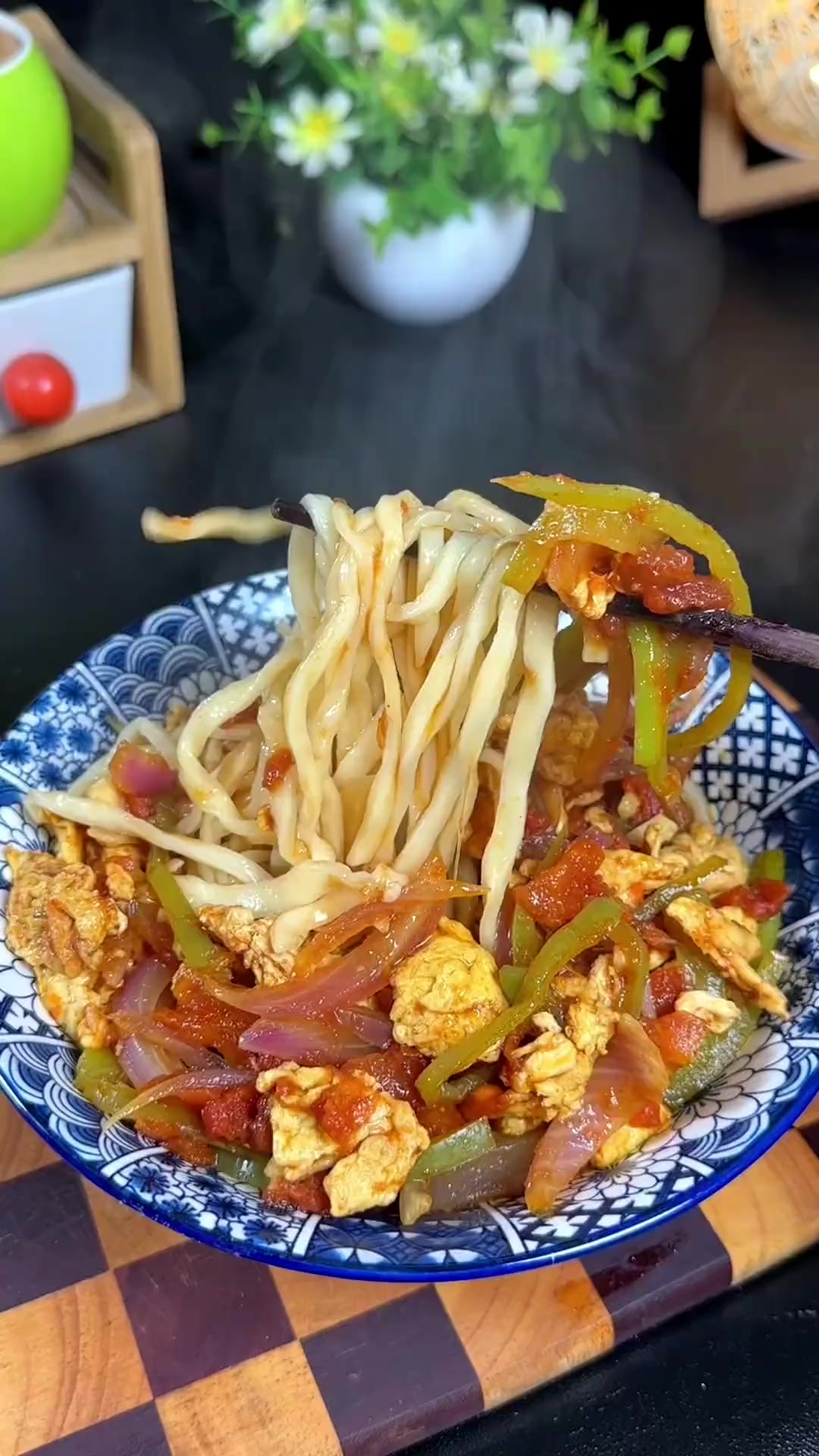 今日做孩子爱吃的西红柿青椒鸡蛋面,简单好吃