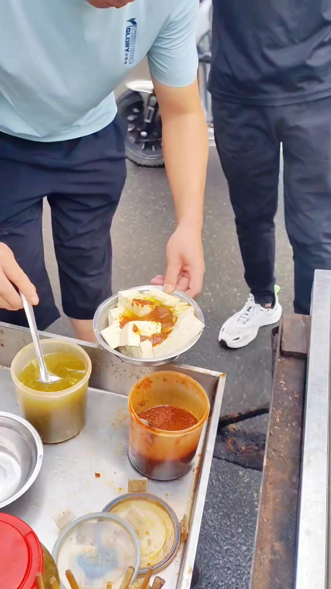 这大早上来上这样一盆水汪汪的大豆腐,浇上灵魂辣椒油,再怼一碗玉米糁汤,这高配版的早餐,好吃