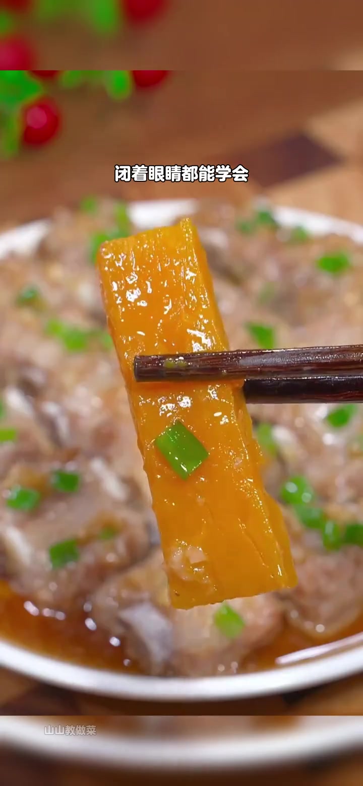 以后排骨买回来不要总是红烧和炖汤了,今天分享一道蒜蓉蒸排骨的做法,蒜香浓郁,软烂脱骨。在家