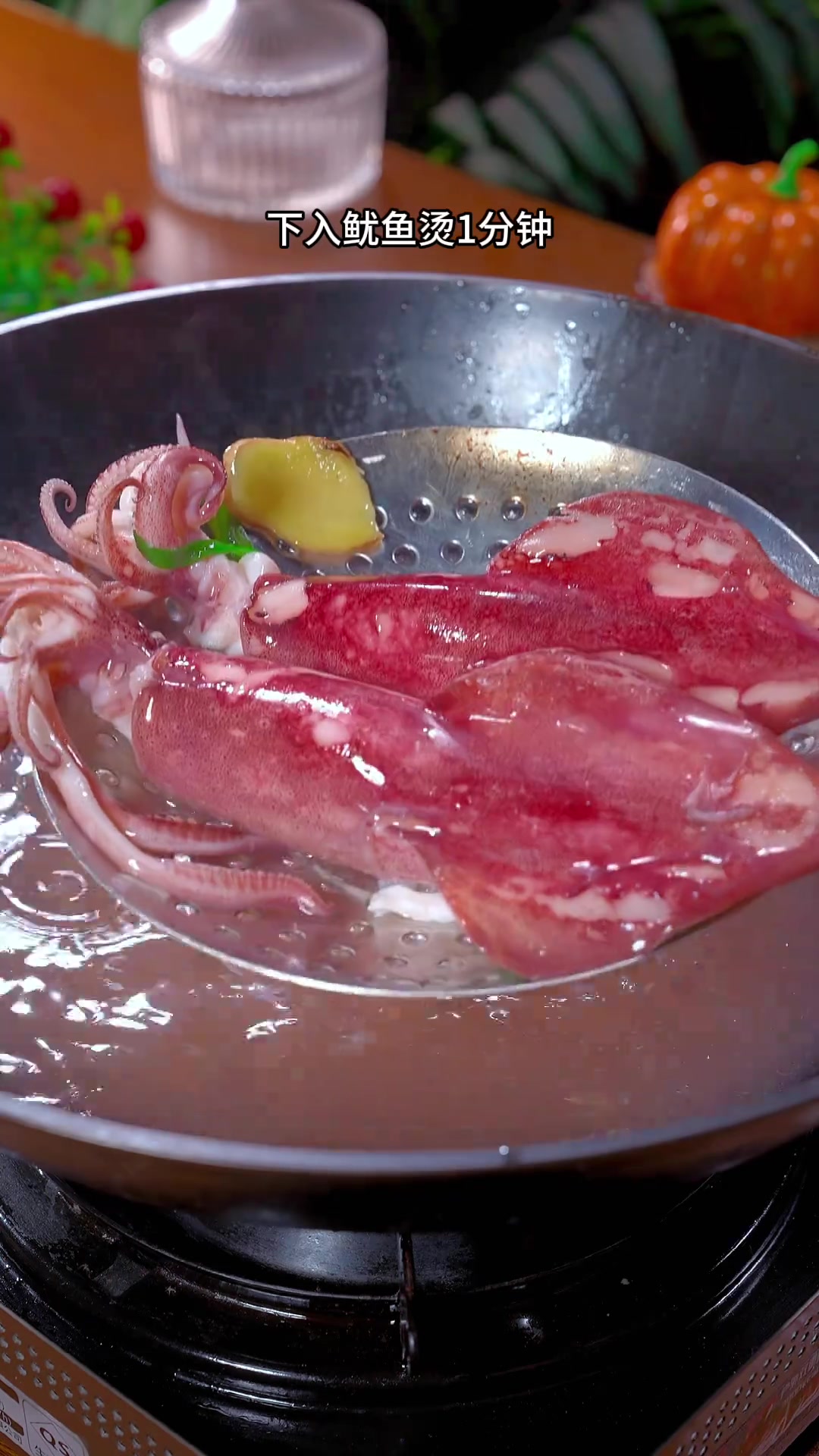 鱿鱼的做法很多种,葱油鱿鱼是怎么吃都不腻,做法还很简单