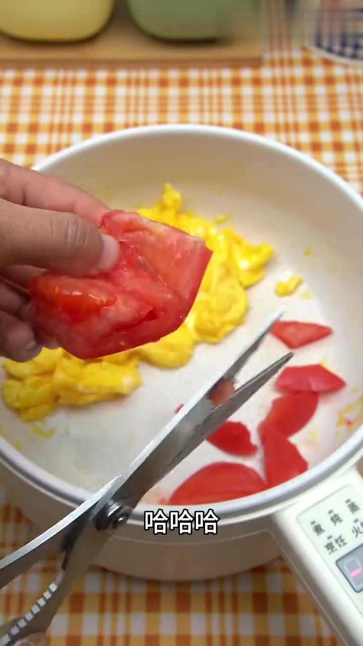 一个人的晚餐能多敷衍？简单番茄鸡蛋面，有手就行！