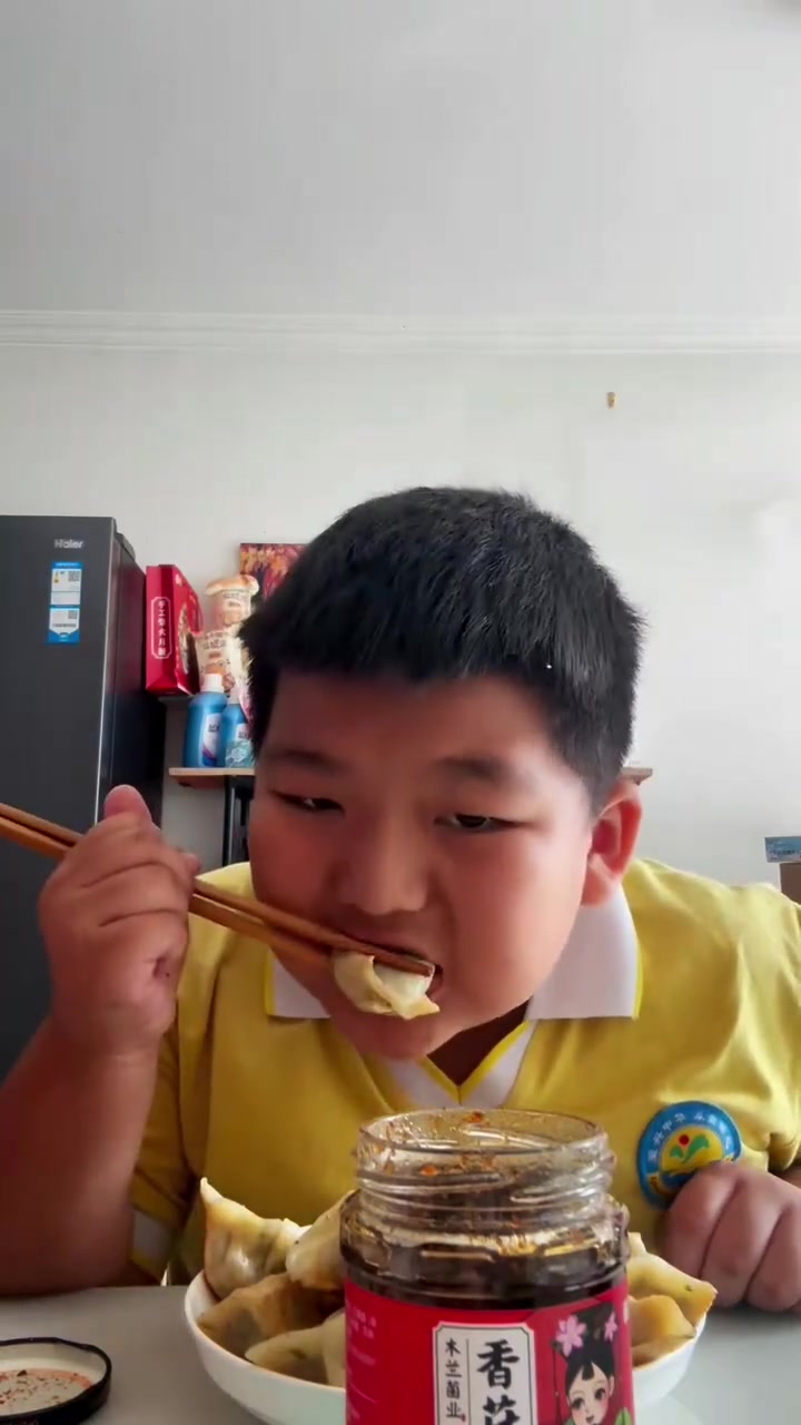 今日为孙子包韭菜小白菜馅饺子
