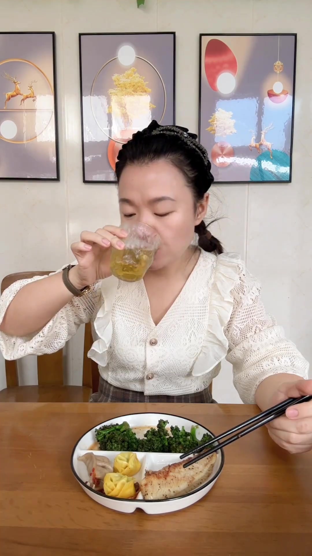 今天的午餐相当丰盛,满足的很