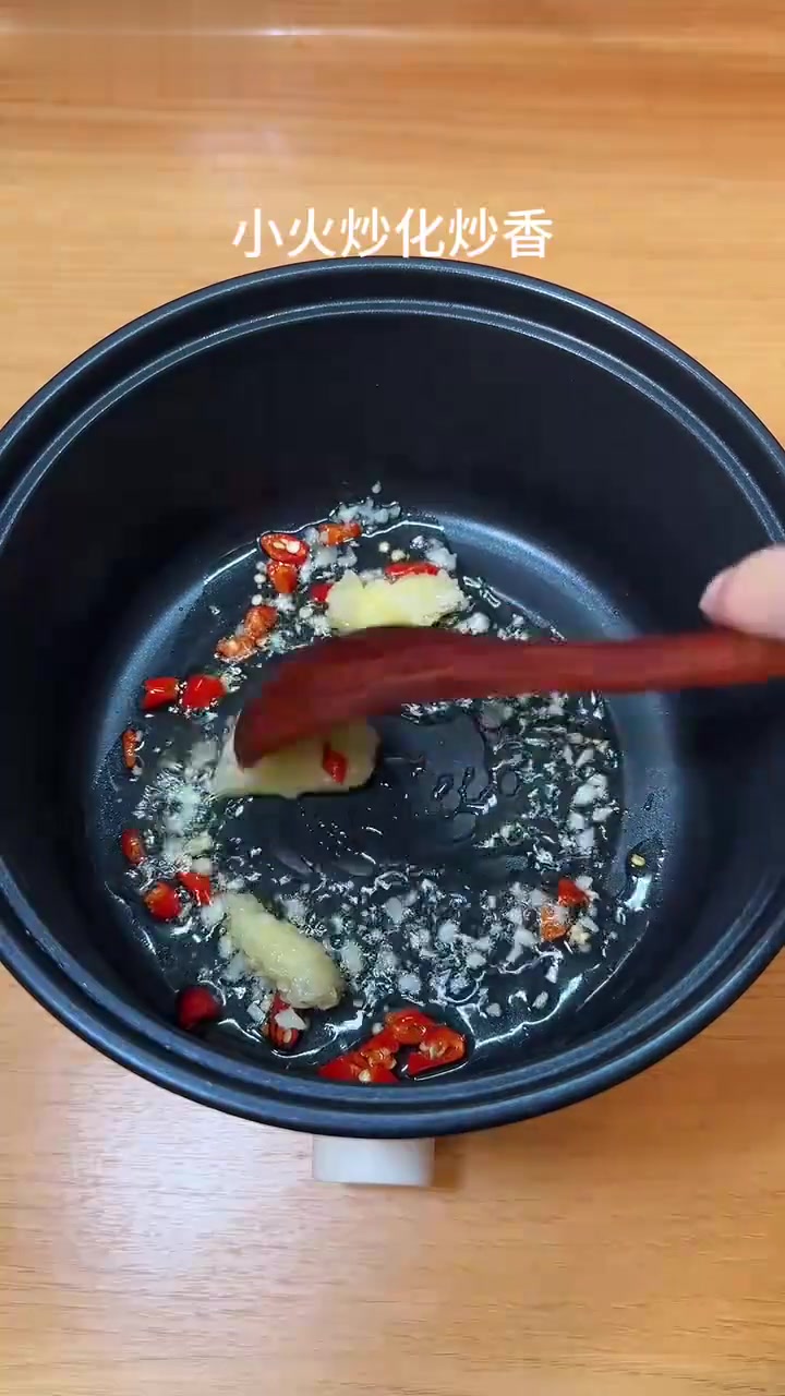 失业在家4.8元吃蒜蓉油面筋白菜汤