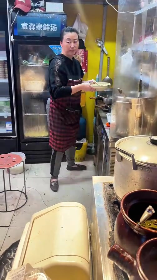 武汉街边的瓦罐汤