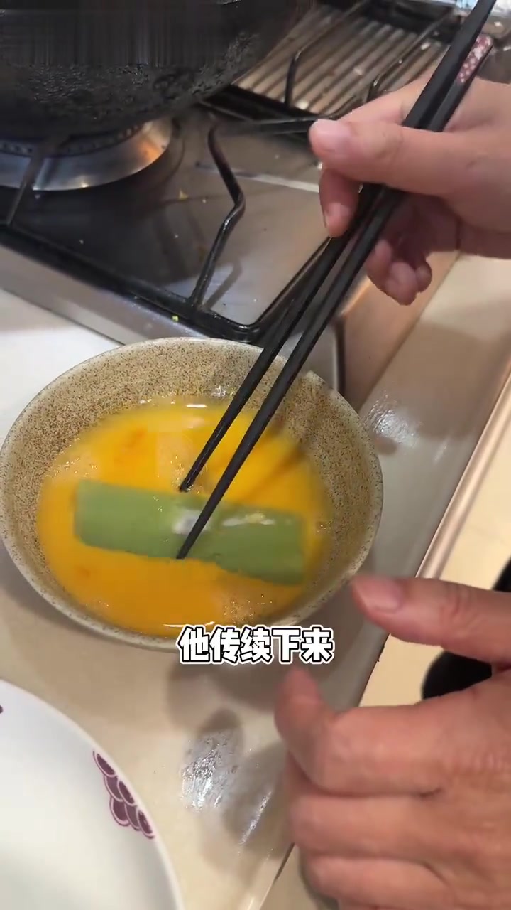 猪油年糕裹鸡蛋液煎更香更好吃