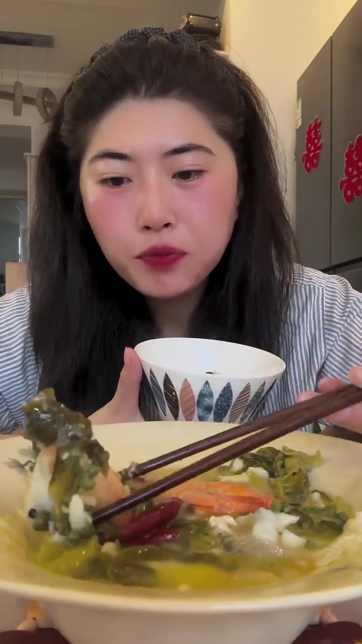 吃饭买半成品酸菜鱼吃虾兔皮随缘补钙