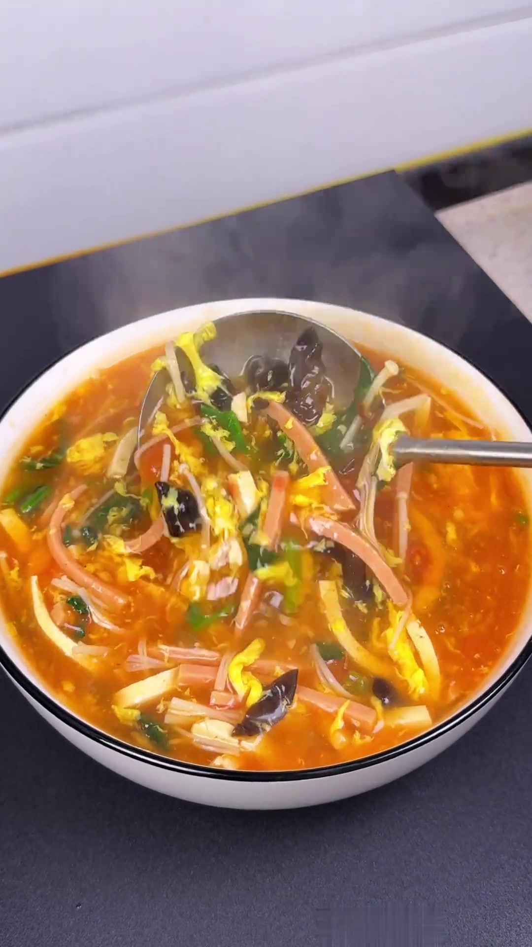 酸辣汤做法:木耳等食材融合,酸辣过瘾