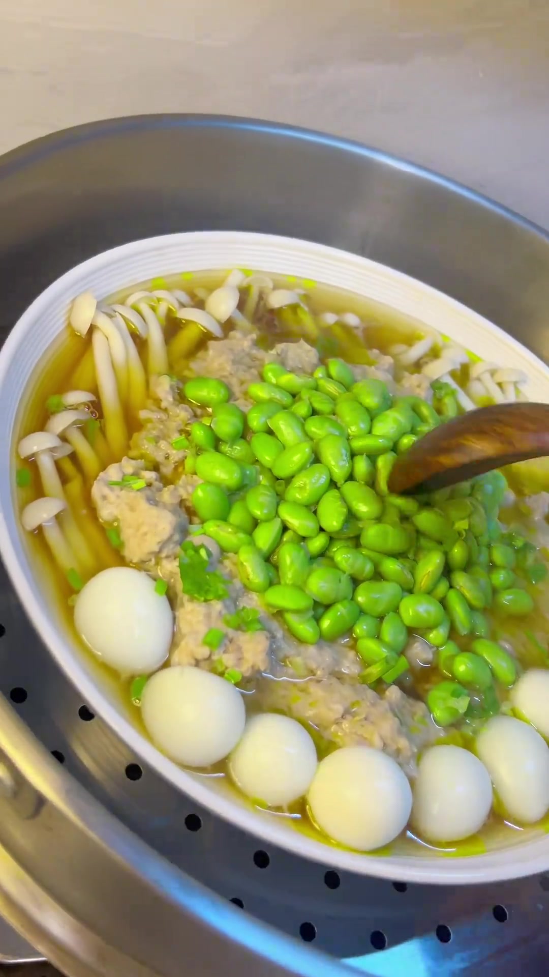今日速蒸三鲜,含肉糜、菌菇、毛豆,汤拌饭香