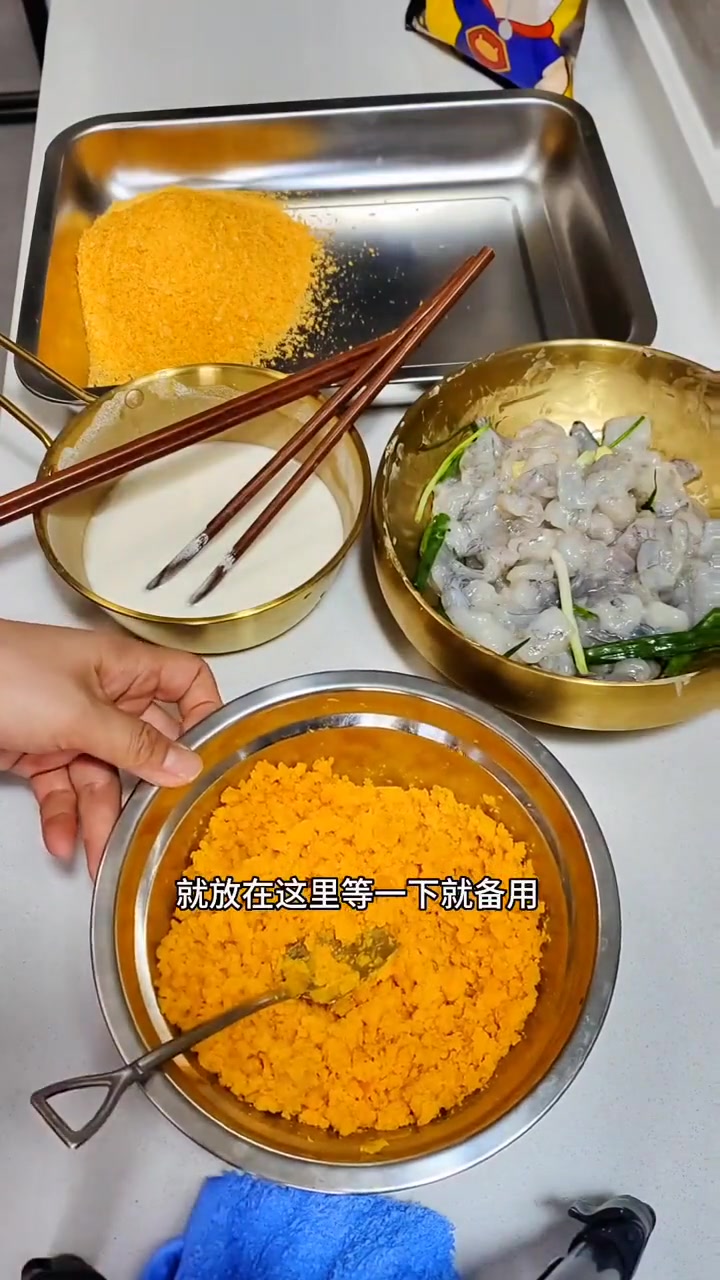 随拍家常炸大虾球与咸蛋黄虾球,美食可治愈一切