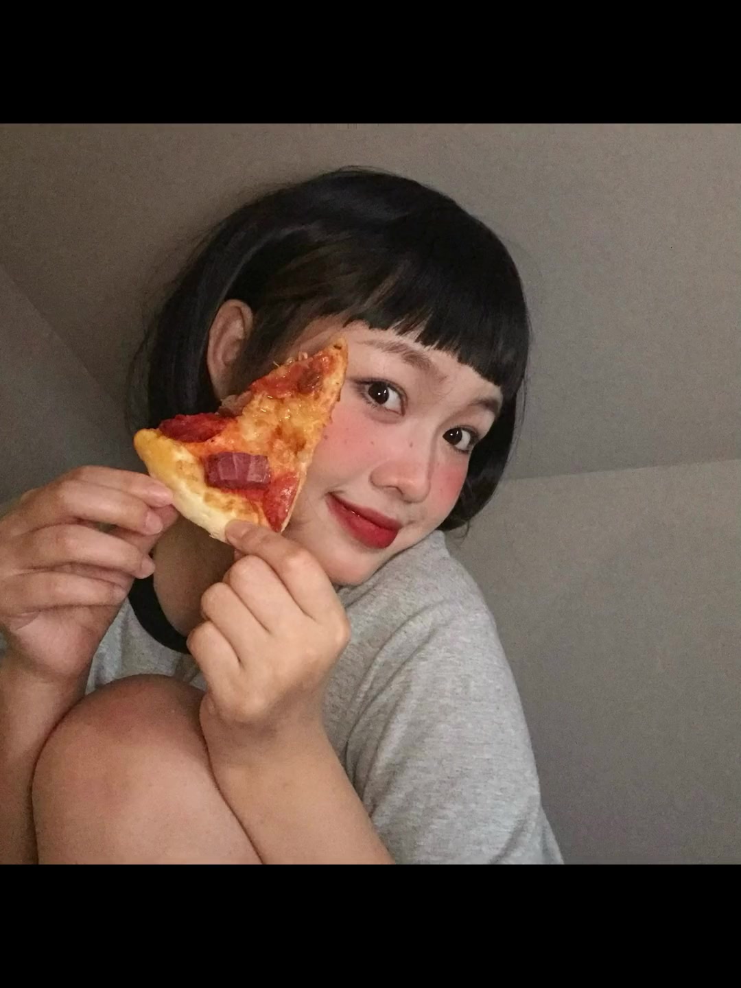 《100组网感头像挑战》低像素风+披萨=有点“清冷”的甜妹!