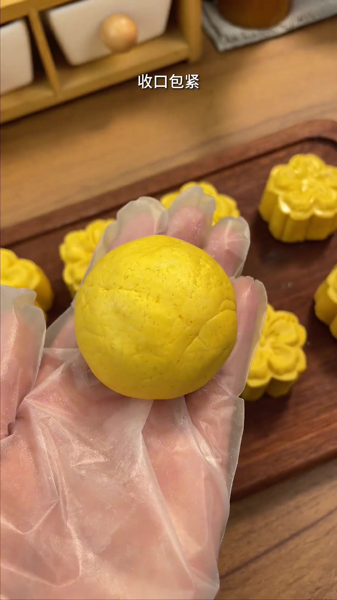 南瓜月饼软糯香甜不上火,中秋快给家人安排