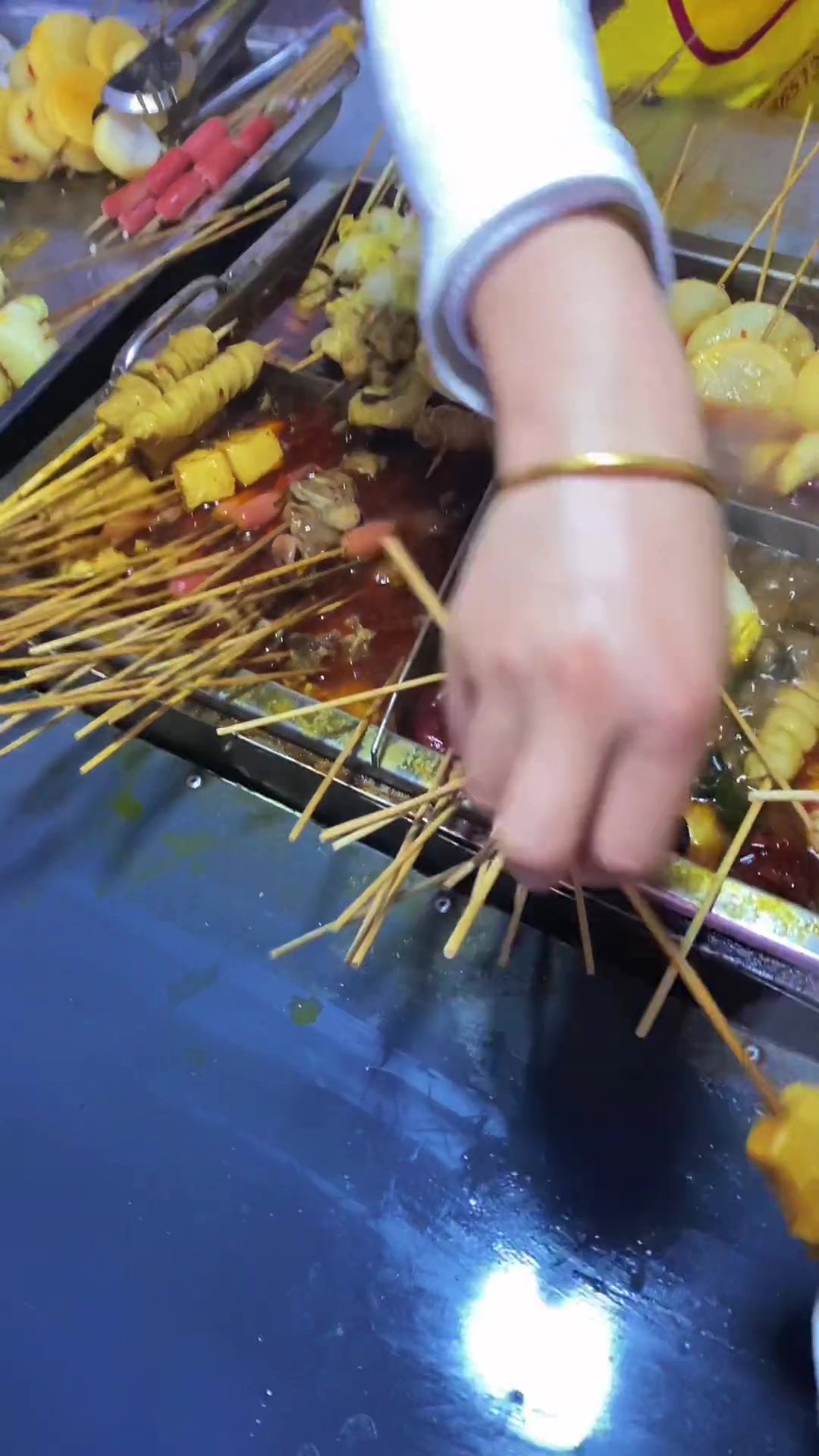 路边摊一元一串麻辣串串香,菜多实惠似火锅