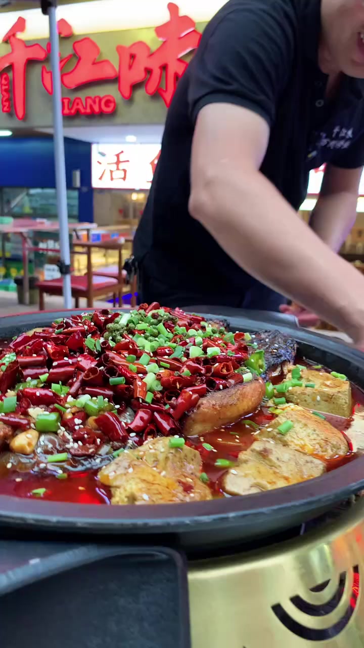 豆花烤鱼的做法,和万州烤鱼的做法是相似的,烤鱼酱料也是通用的