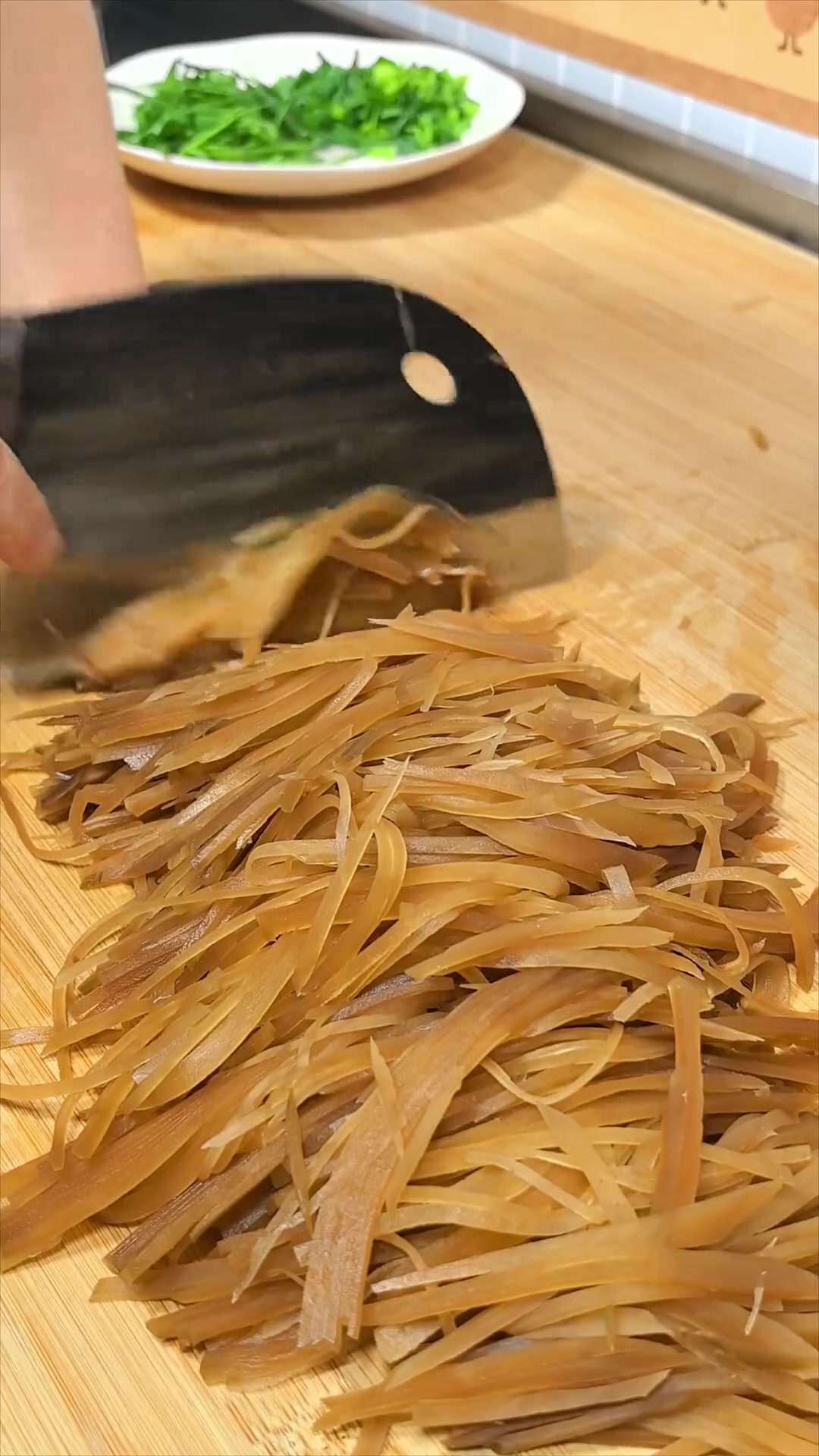 小时候常吃的大头咸菜夹馍,热蒸馍夹着超香