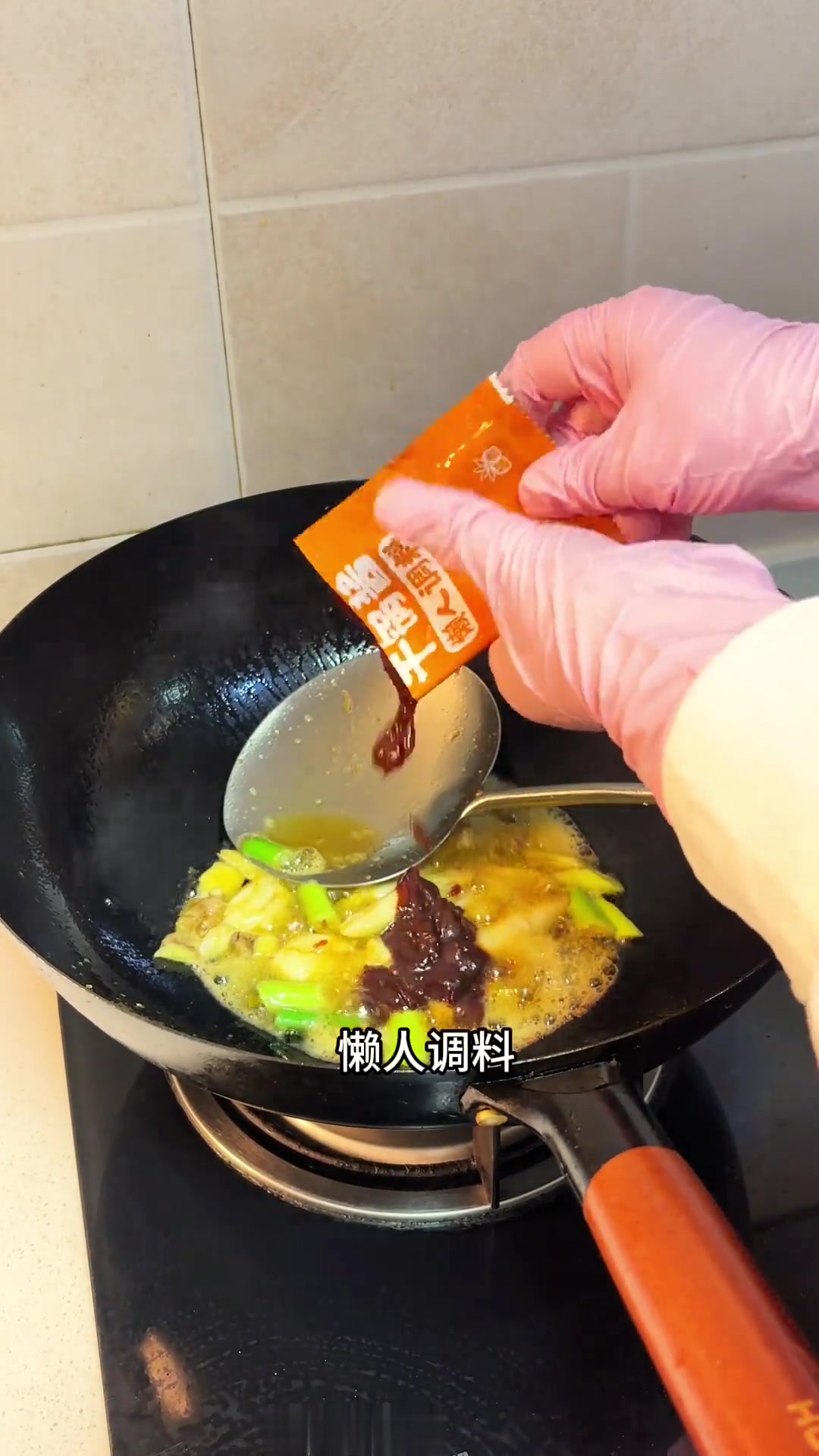 干锅鱿鱼虾能满足口味需求,适合高中生换着吃