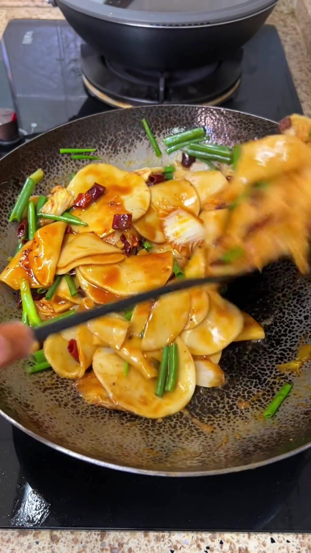 昨天吃剩的饺子皮做了一份酸辣白菜炒饺子皮
