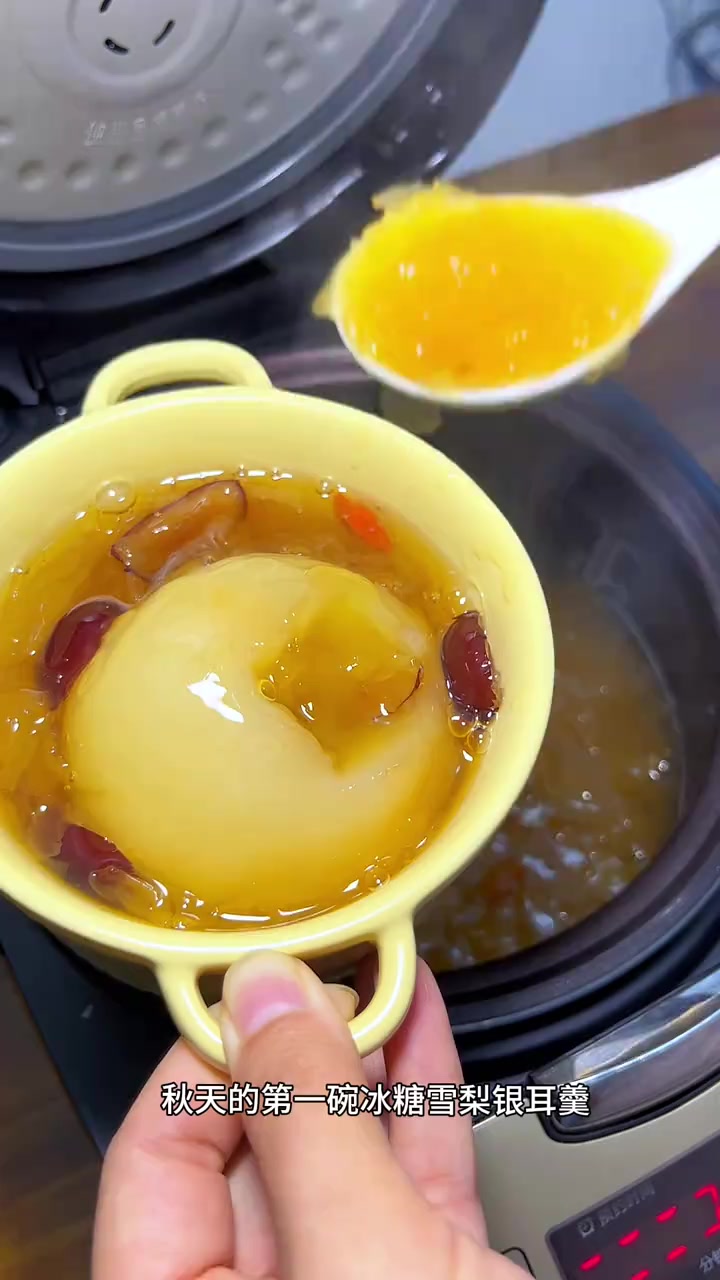 秋天的第一碗冰糖雪梨银耳羹,用电饭煲做简单省事,汤汁清甜,果肉软烂,胶质满满,快给家里人安