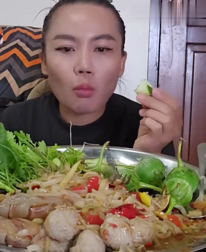 泰国Tai Stowe|木瓜沙拉超大老虎虾搭配香辣肉丸河粉|剪多余