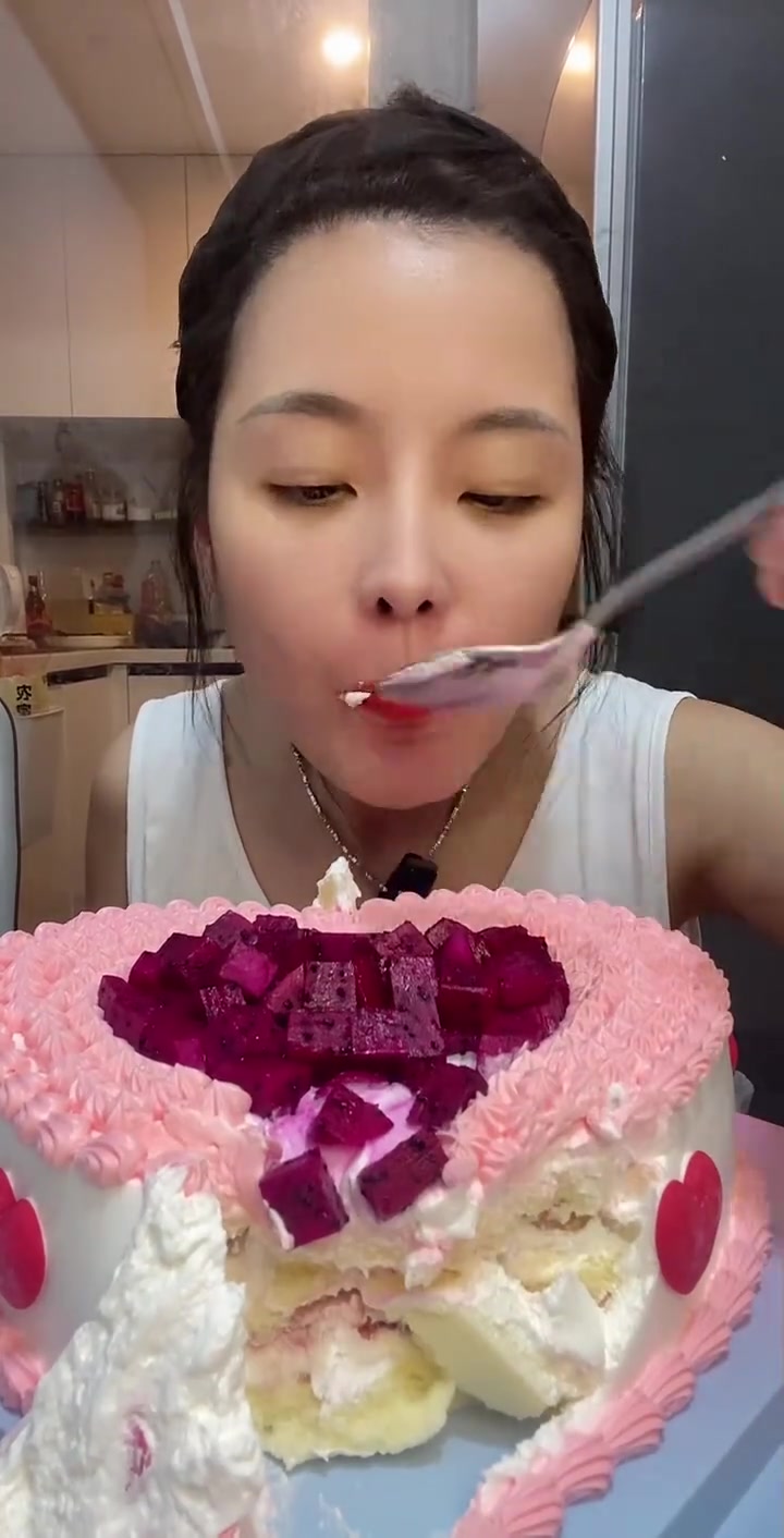 生日吃蛋糕时的有趣互动,这画面太逗了!