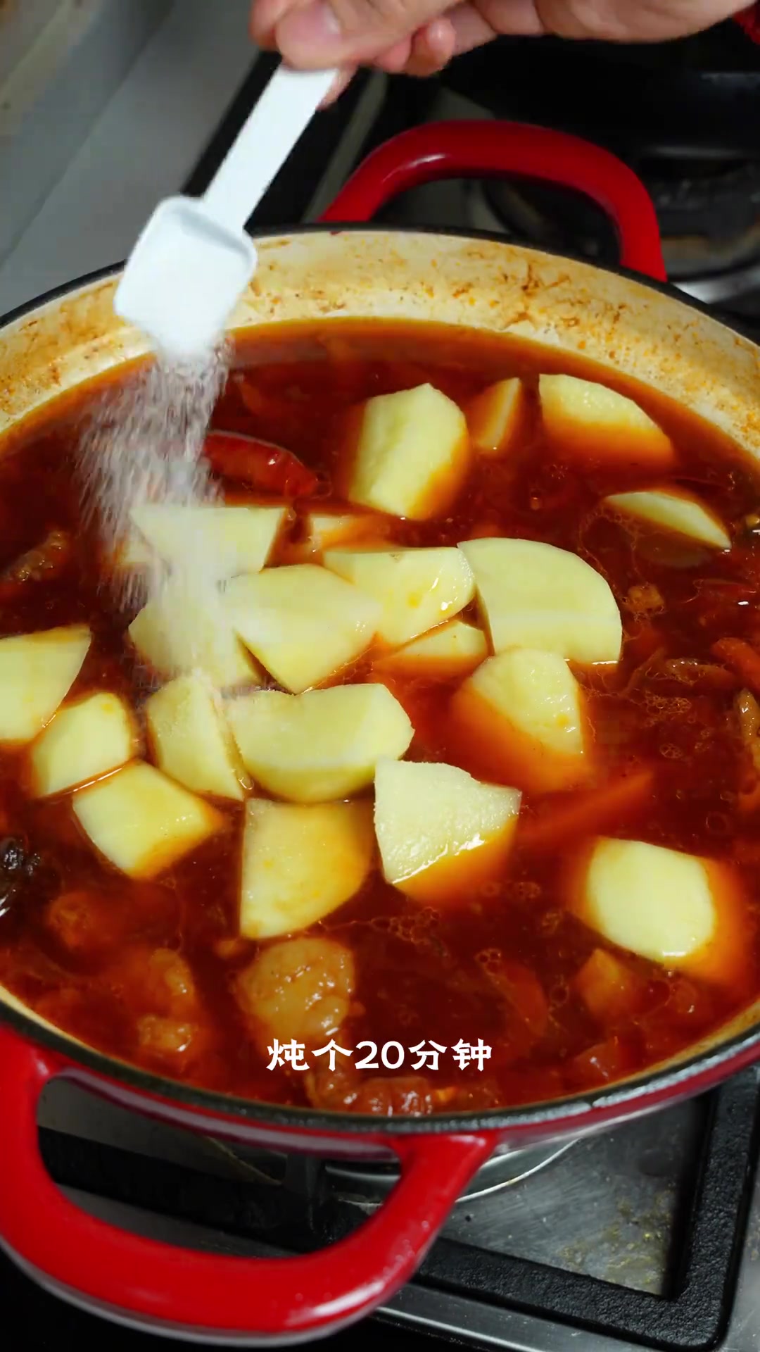 看这黏糊汤汁!土豆牛腩拌米饭,谁能扛住!