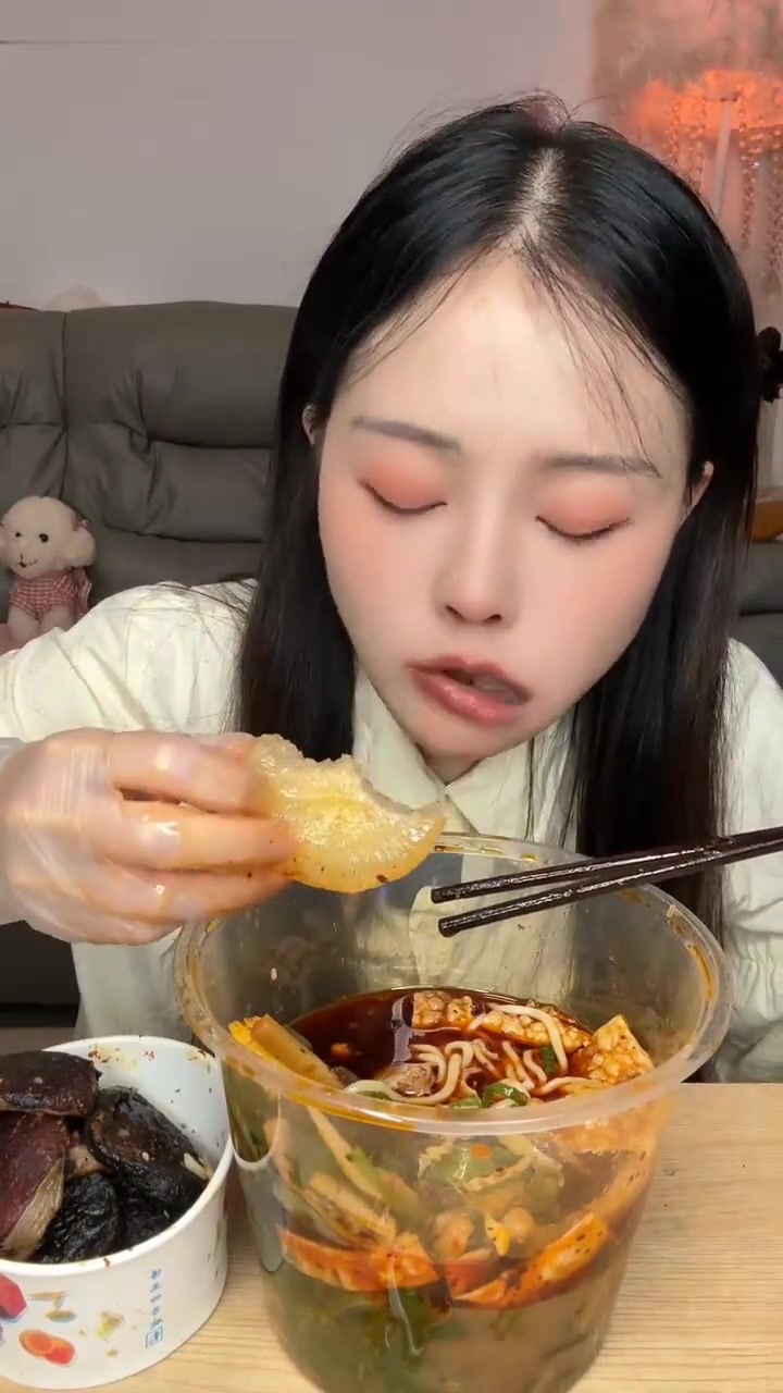降温天来碗热乎螺蛳牛杂,面饼配烤串超香
