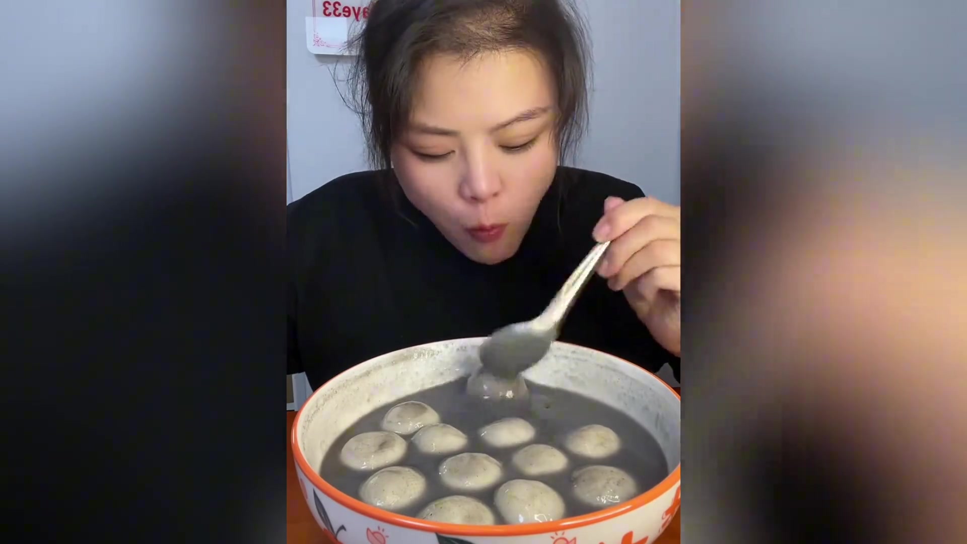 吃了足足25个汤圆,我们一家三口一顿都吃不完,三大爷厉害