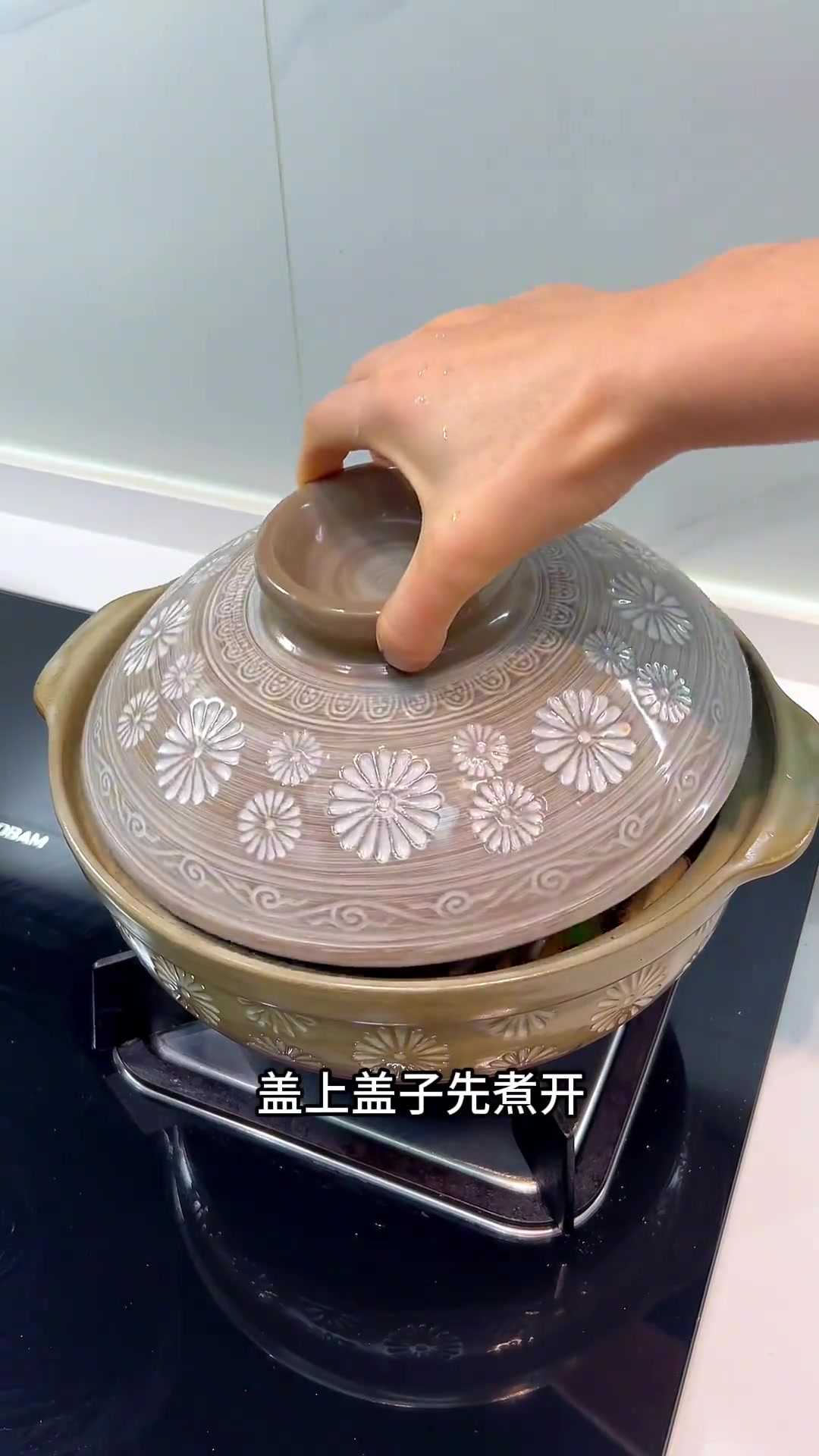 假期接近尾声,魏先生已经上班了,晚餐做了河南美食塌菜馍,烩了一锅焦作特产“驴肉丸子”,全家