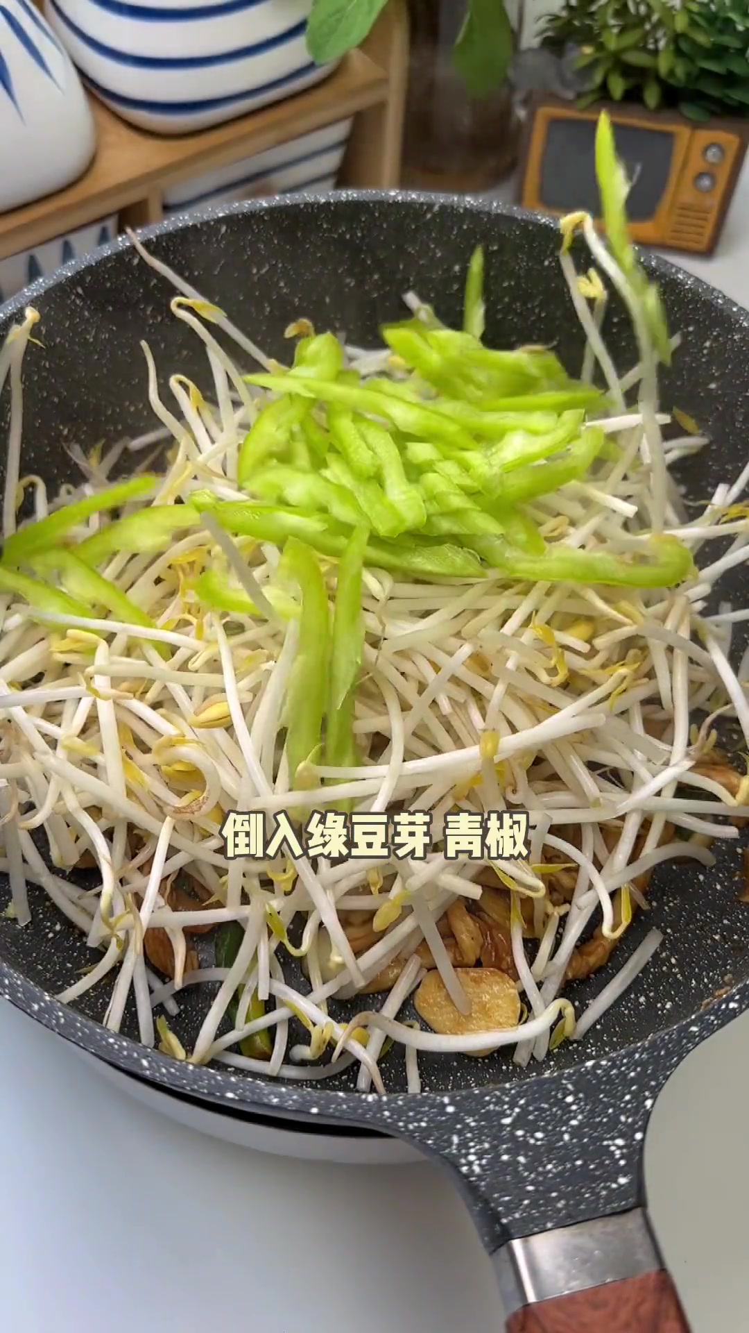 减脂期必备!鸡胸肉炒豆芽,低卡又美味