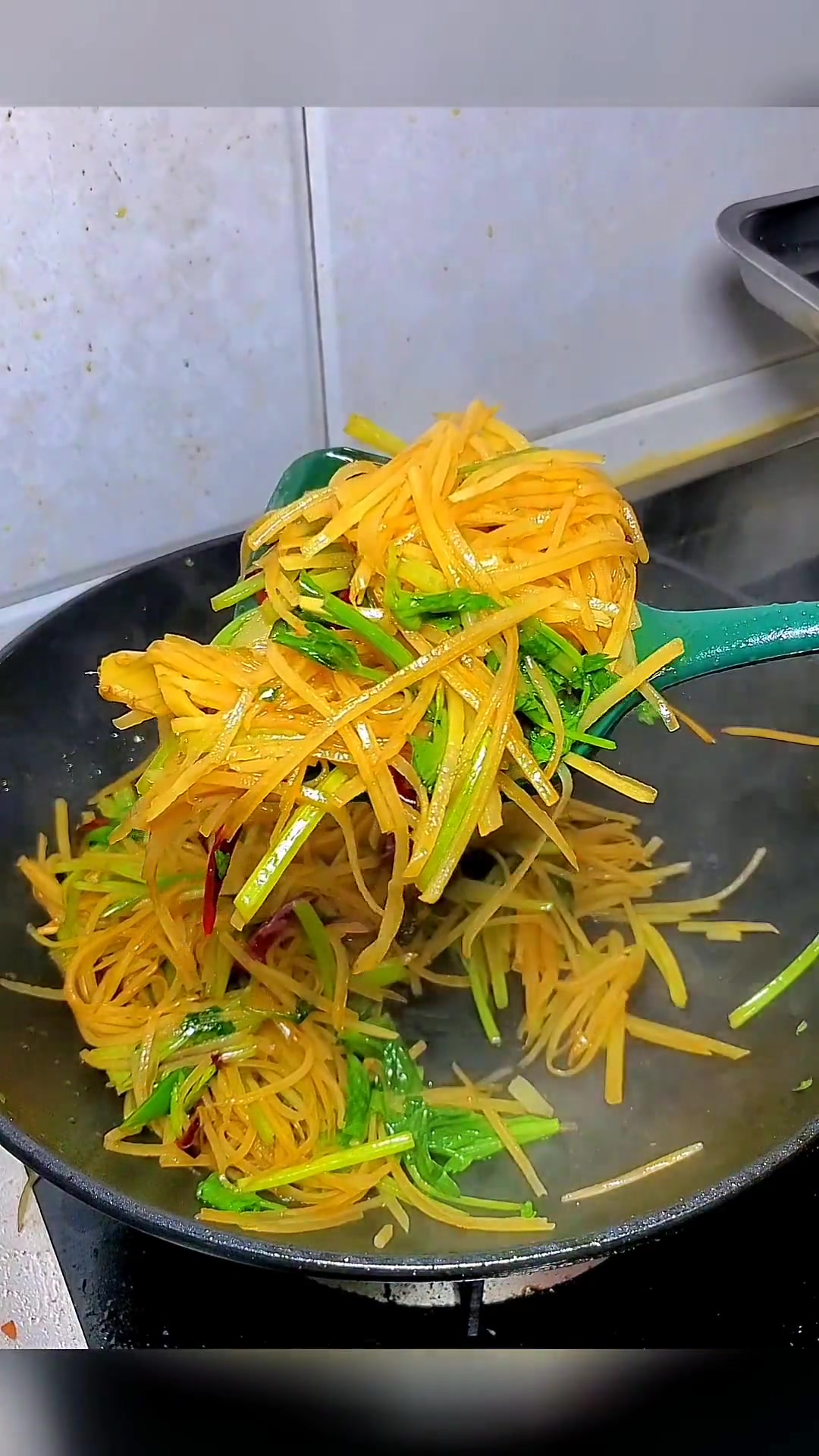 好吃又简单的芹菜炒土豆丝教程,速来学!